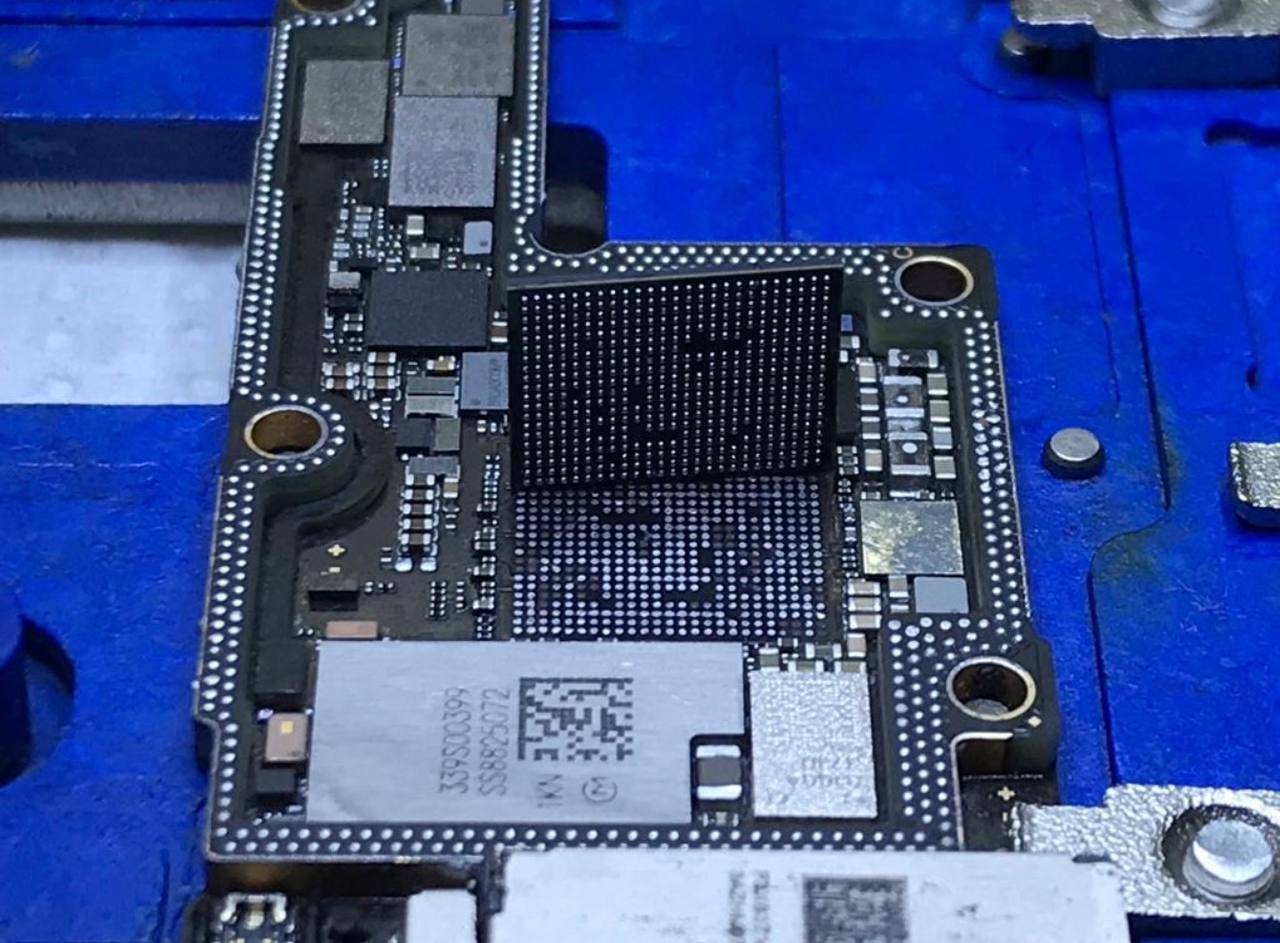 Microsoldadura profesional en Laboratorio CRunlocks - Reparación de tarjeta madre especializada